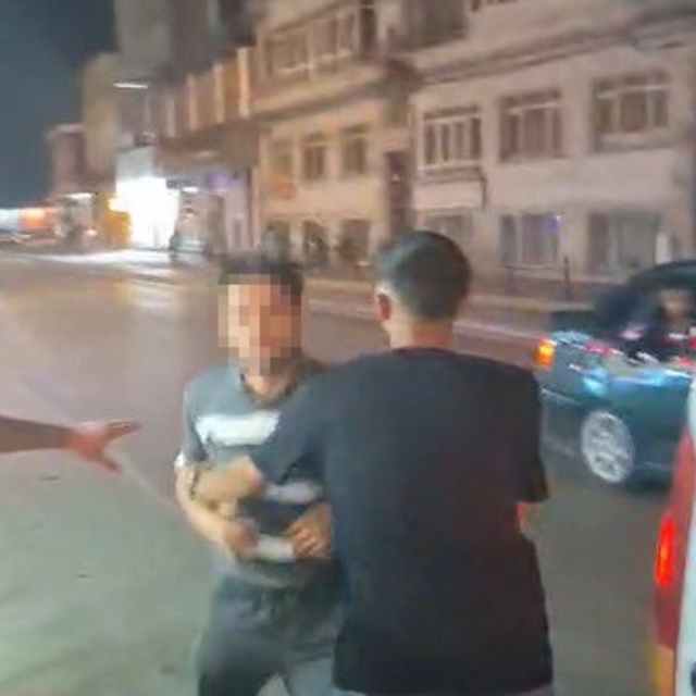 Motosiklet sürücüsüne yumruklu saldırı kamerada