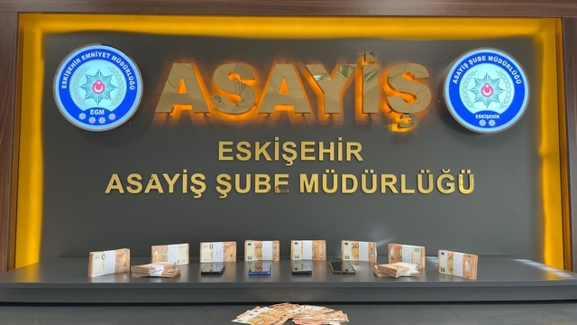 Kendisini polis olarak tanıtan 2 dolandırıcı yakalandı
Ele geçirilen 61 bin 765 Euro sahibine teslim edildi, zanlılar tutuklandı