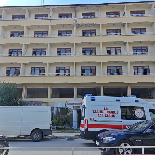 Mühürlenen otelde hurda sökümü yapan işçi yüksekten düşme sonucu yaralandı