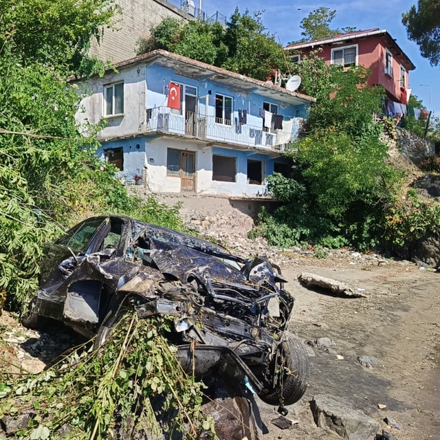 Otomobil, direğe çarpıp 30 metreden deniz kıyısına uçtu; sürücü yaralandı