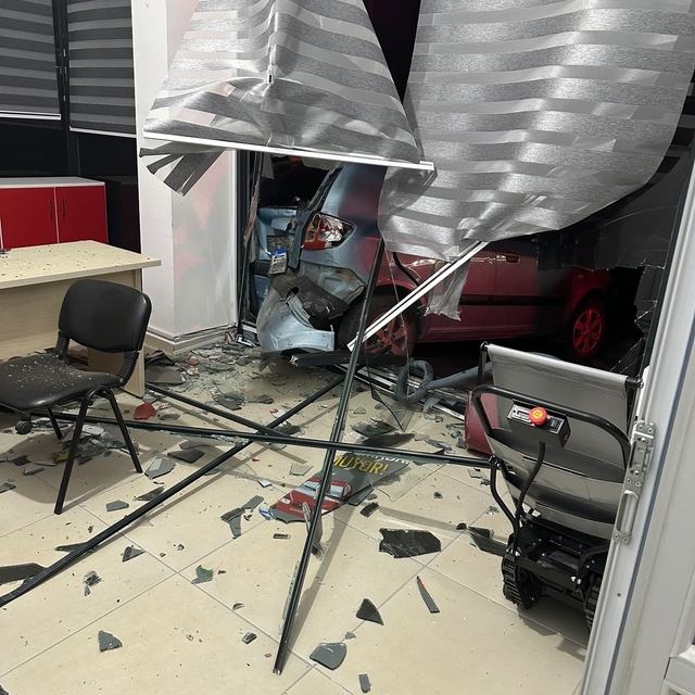 Kontrolden çıkan otomobil araçlara ve iş yerine zarar verdi