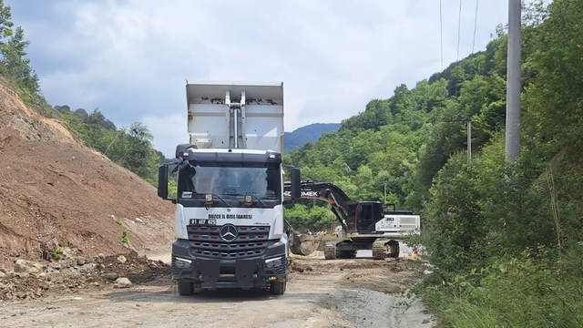 Düzce'de köy yollarında çalışmalar sürüyor