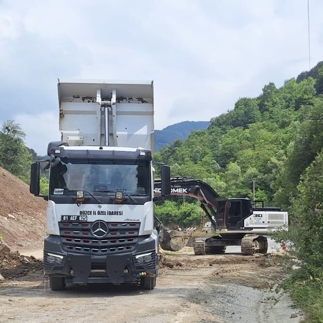 Düzce'de köy yollarında çalışmalar sürüyor