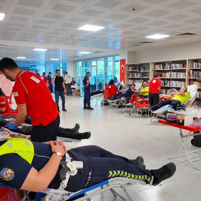 Tekirdağ'da polis ve jandarmadan örnek dayanışma: Kızılay'a kan bağışı