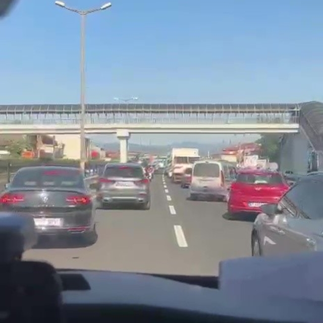 Ambulansa yol vermek için fermuar sistemini uyguladıyar