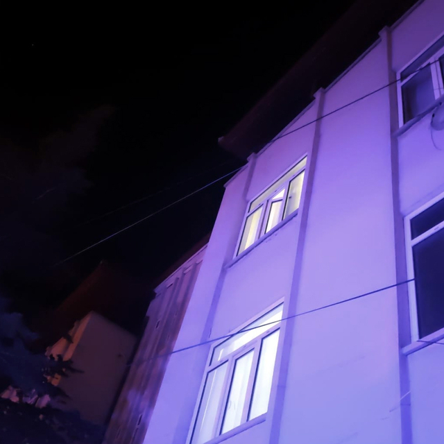 Eşi eve almadı, çatıdan girmek isterken 3'üncü kattan düşüp yaralandı
