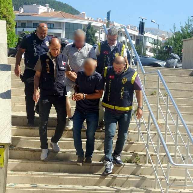 FETÖ'den ihraç edilen eski emniyet müdürü parke taşı hırsızlığı yaptı