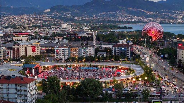 Kocaeli'nin meydanları sosyal hayatın merkezi oldu