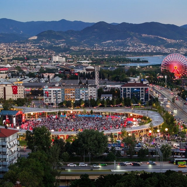 Kocaeli'nin meydanları sosyal hayatın merkezi oldu