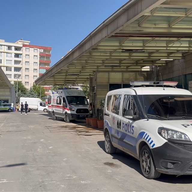 Evinin önündeki istinat duvarından düşüp, ağır yaralandı
