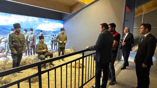 Kütahya Valisi Işın, Dumlupınar Şehitliği ve Diorama Müzesi'nde incelemelerde bulundu
