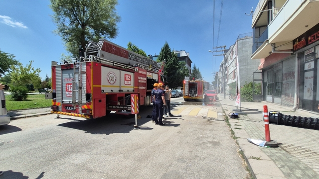 Eskişehir'de iş yeri yangını, dumandan etkilenen 6 kişi hastaneye kaldırıldı