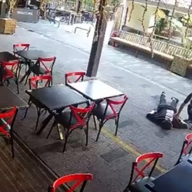 Yardım ediyormuş gibi yaptı, cüzdanını çaldı