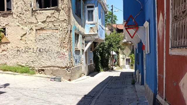Günün fotoğrafı Afyonkarahisar'dan: Araçların çarptığı eve reflektörlü önlem
