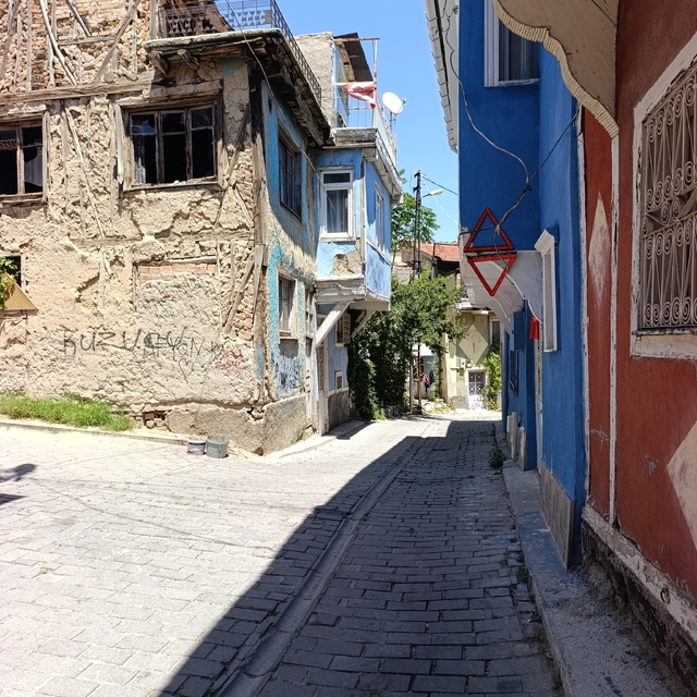 Günün fotoğrafı Afyonkarahisar'dan: Araçların çarptığı eve reflektörlü önle...