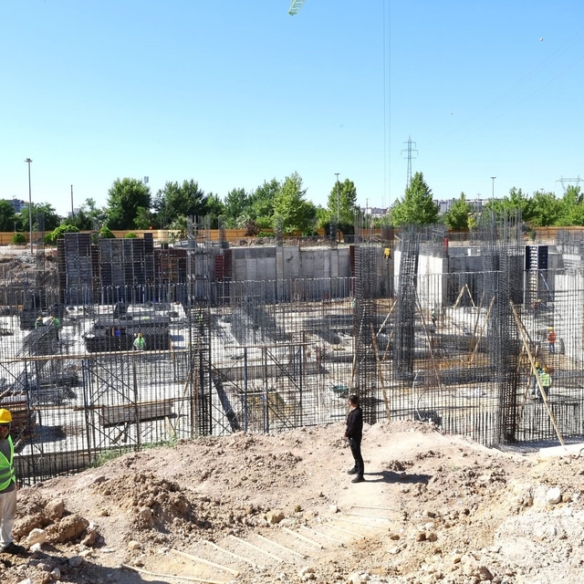 Vali Küçük, yapımı süren kültür merkezinde incelemelerde bulundu