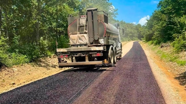 Sinop'ta köy yollarında asfalt mesaisi
