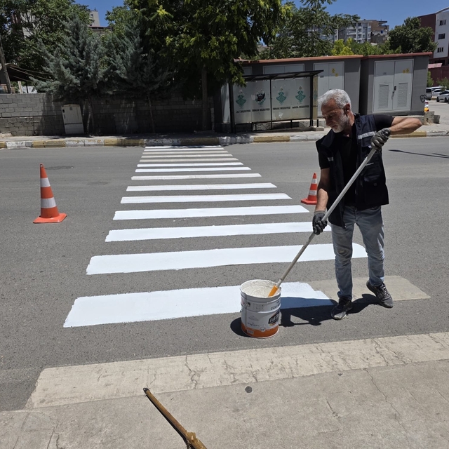 Şırnak'ta yaya geçitleri ve yol çizgileri yenileniyor