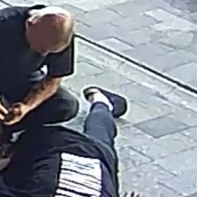 Fenalaşıp yere yığılan gencin cebindeki parayı çaldı; o anlar kamerada