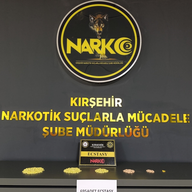 Polisin durdurduğu araçta uyuşturucu hap ele geçirildi