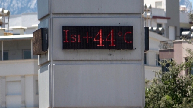 Antalya'da termometreler 44 dereceyi gördü
Aşırı sıcaktan sahillere akın ederek korunmaya çalıştılar
