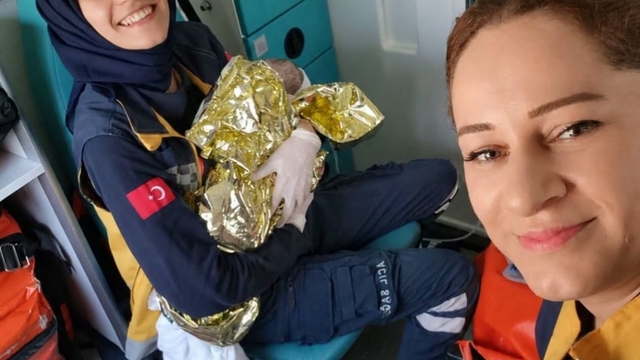 Hastaneye giderken ambulansta doğum yaptı