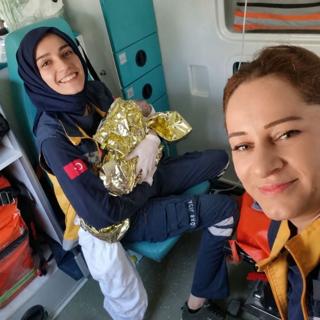 Hastaneye giderken ambulansta doğum yaptı
