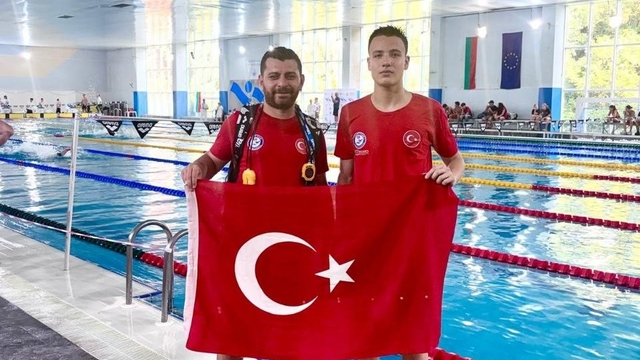 Denizli Büyükşehir Belediyesporlu yüzücüler altın madalyaları topladı