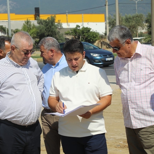 Edremit'te trafiği rahatlatacak yan yol çalışması
Edremit Belediyesi'nden u...