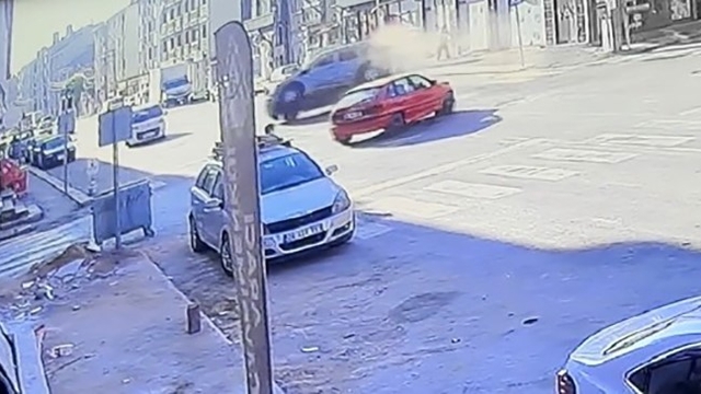 Ara sokaktan çıkan otomobilin çarptığı hafif ticari araç yan yattı