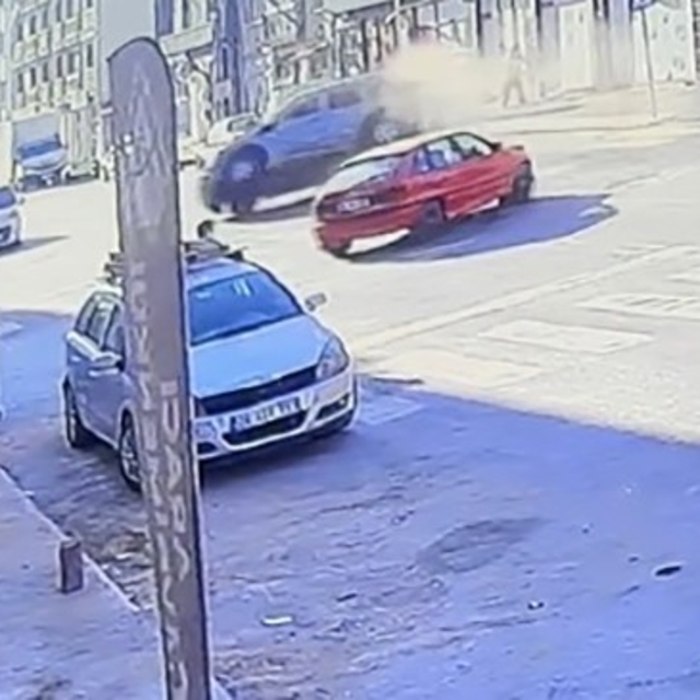 Ara sokaktan çıkan otomobilin çarptığı hafif ticari araç yan yattı