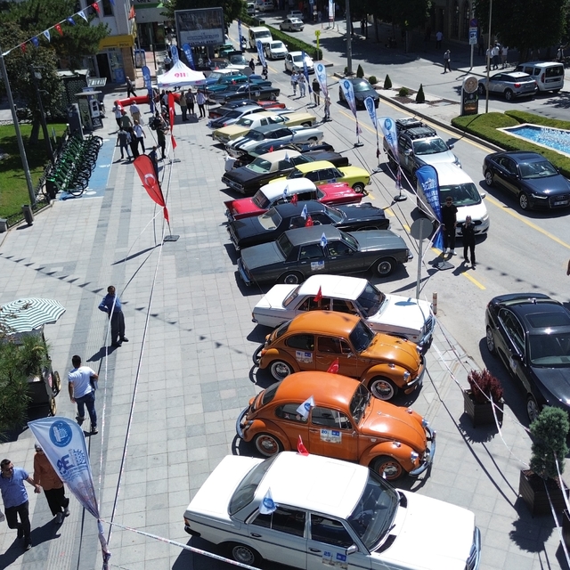 Çorum'da klasik otomobil rüzgarı: Vatandaşlar büyük ilgi gösterdi