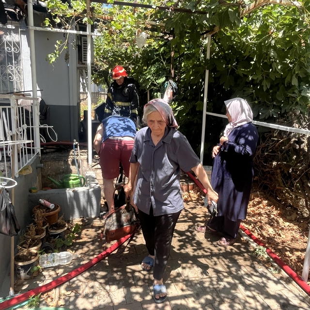 Yaşlı çift alevlerin sardığı evden komşuların uyarısıyla çıktı
Evlerinin ya...