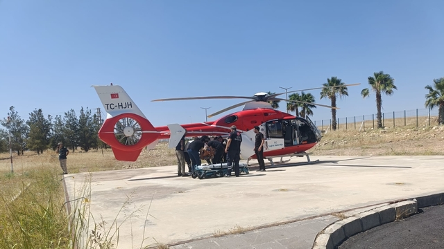 Şırnak'ta yaralanan şahıs ambulans helikopterle Şanlıurfa'ya getirildi
Ambulans helikopter Şırnak'taki yaralı için havalandı