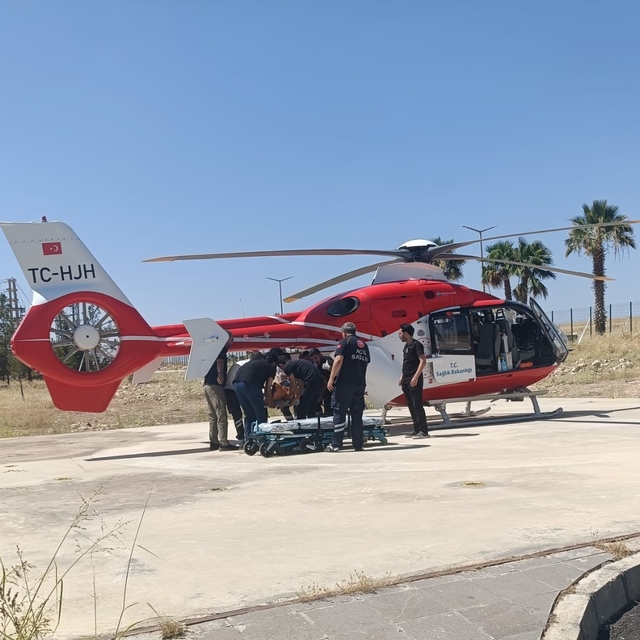 Şırnak'ta yaralanan şahıs ambulans helikopterle Şanlıurfa'ya getirildi
Ambu...