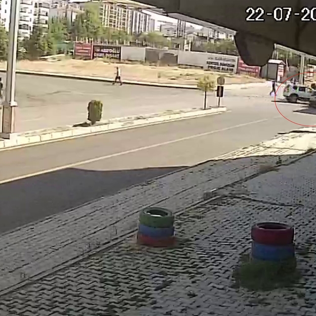 Dün vatandaş kıl payı kurtulmuştu aynı sokakta ikinci kaza
Elazığ'da kaza a...