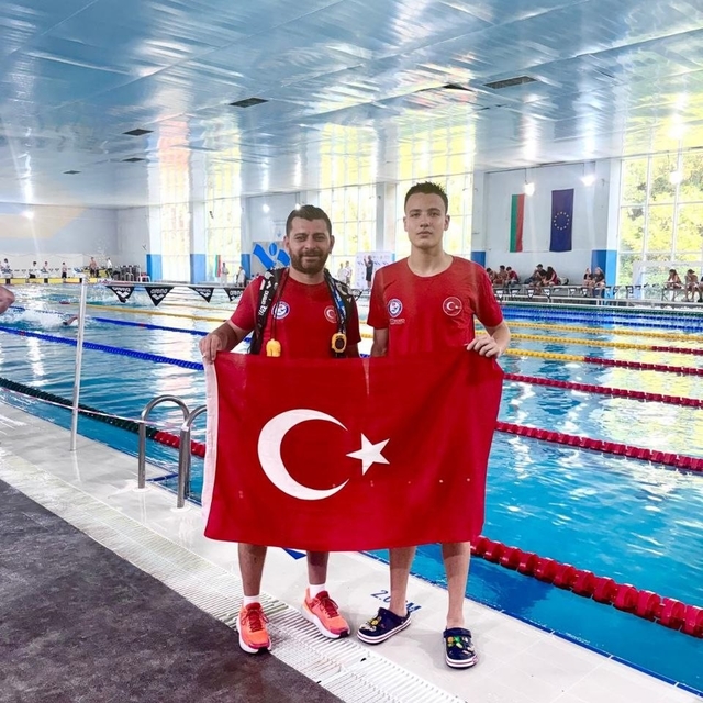 Denizli Büyükşehir Belediyesporlu yüzücüler altın madalyaları topladı