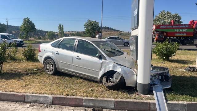 Tavşanlı'da trafik kazası: 2 yaralı
Sürücüsünün kontrolünden çıkan otomobil akaryakıt istasyonunun fiyat tabelasına çarptı, kaza anı güvenlik kamerasınca görüntülendi