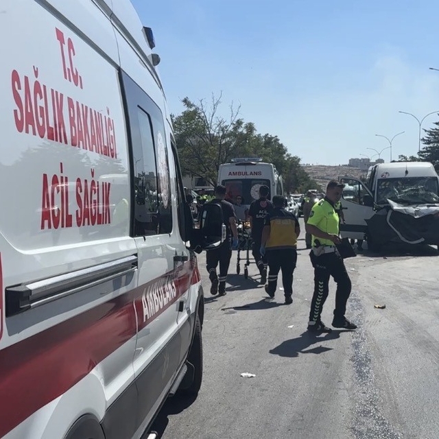 Gaziantep'te işçi servisi tıra arkadan çarptı: 11 yaralı