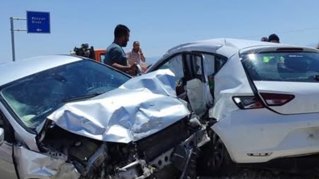 Kayseri'de otomobiller çarpıştı: 2 ölü, 9 yaralı