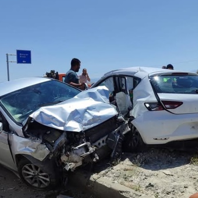Kayseri'de otomobiller çarpıştı: 2 ölü, 9 yaralı