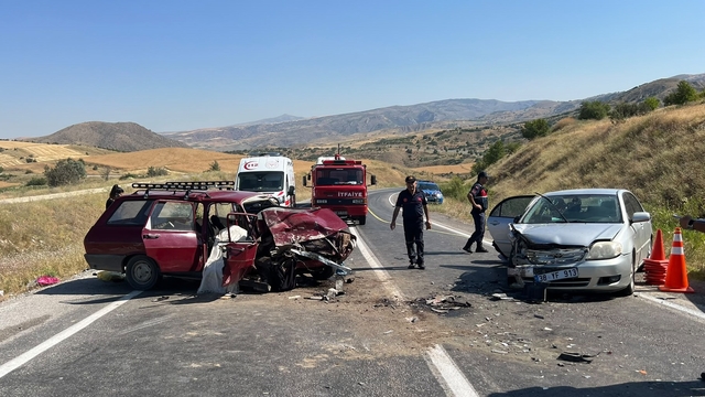 Otomobiller çarpıştı: 1 ölü, 6 yaralı