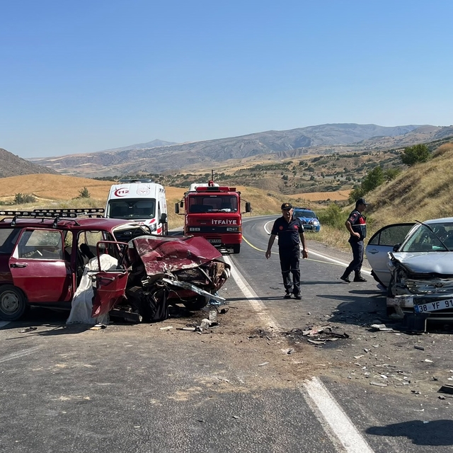 Otomobiller çarpıştı: 1 ölü, 6 yaralı