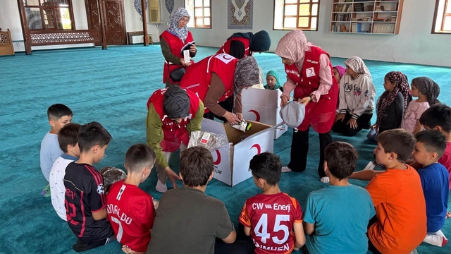 Kızılay'dan yaz Kur'an kurslarındaki çocuklara sürpriz