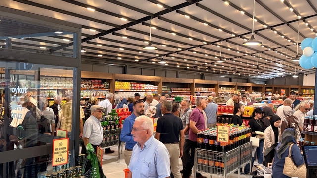 Hanımeli Yöresel Market'in bininci müşterisine sürpriz hediye