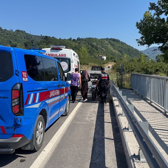 Direksiyon hâkimiyetini kaybeden motosiklet sürücüsü bariyere çarptı: 1 yar...