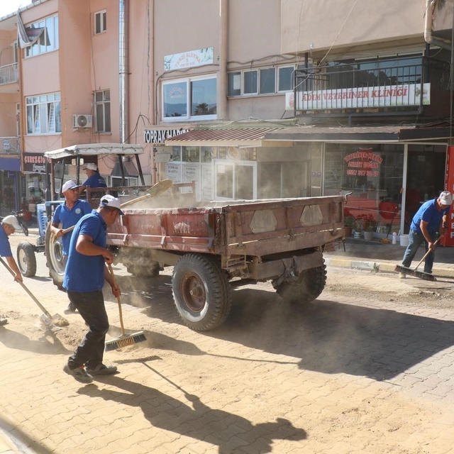 Bozdoğan'da doğalgaz çalışması sonrası yollarda temizlik çalışması