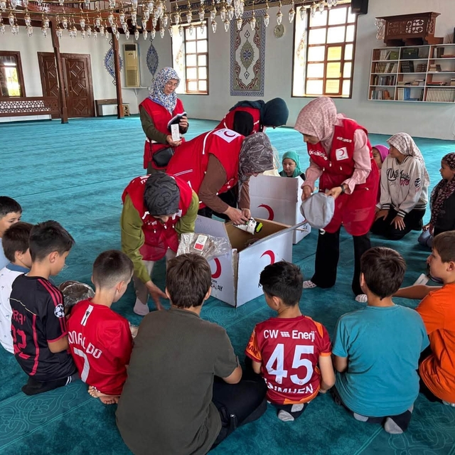 Kızılay'dan yaz Kur'an kurslarındaki çocuklara sürpriz