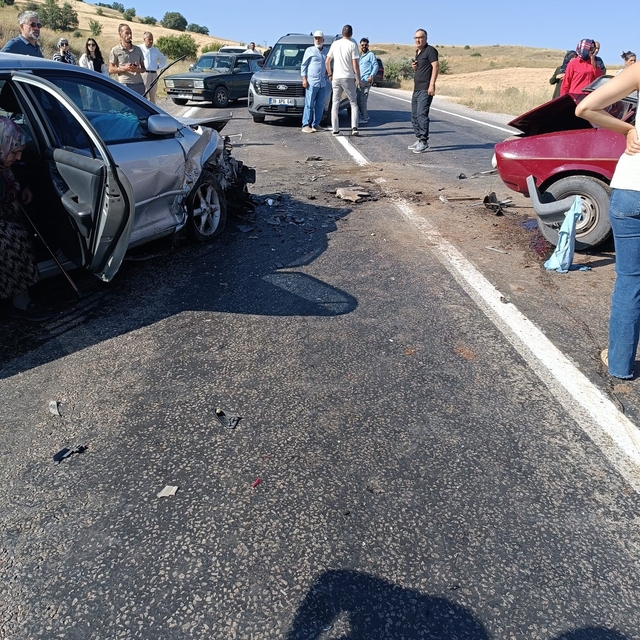 Kayseri'de 2 otomobil çarpıştı: 1 ölü, 6 yaralı