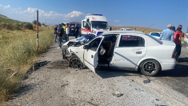 Tatvan'da iki otomobil çarpıştı: 6 yaralı